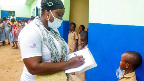 A community drug distributor from partner organisation PNLMTN-CP registers children to receive treatment at a school in Côte d’Ivoire. Credit: SCI Foundation/Yao Armel Kouassi